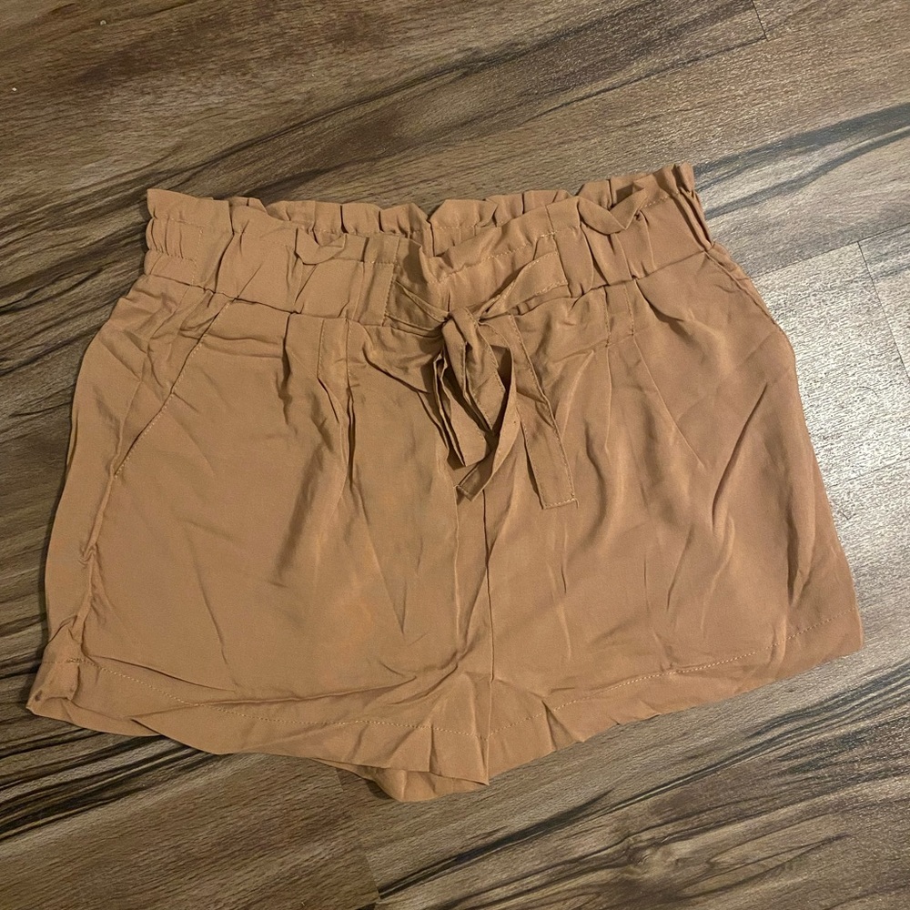 Cute tan short ☀️